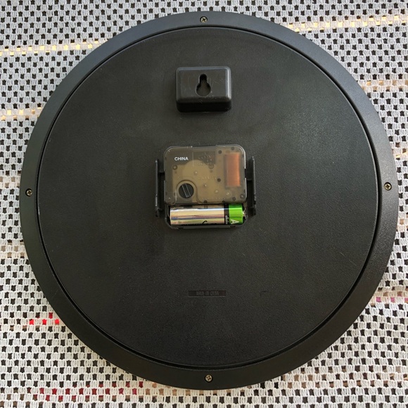 Vintage 90s Disney’s Aladdin & Princess Jasmine Black Rimmed Wall Clock Working! - Picture 3 of 4